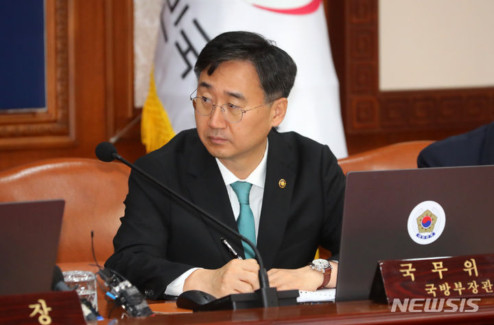 [서울=뉴시스] 배훈식 기자 = 신범철 국방부 차관이 19일 오전 서울 종로구 정부서울청사에서 열린 국무회의에 참석해 한덕수 총리의 발언을 듣고 있다. 2023.09.19. dahora83@newsis.com