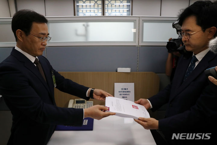 [서울=뉴시스] 이영환 기자 = 법무부 관계자가 19일 오전 서울 여의도 국회 의안과에서 이재명 더불어민주당 대표에 대한 체포동의안을 접수하고 있다.  2023.09.19. 20hwan@newsis.com