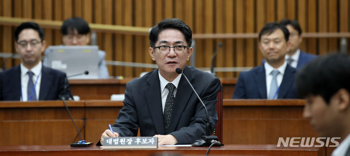 [서울=뉴시스] 고범준 기자 = 이균용 대법원장 후보자가 19일 오전 서울 여의도 국회에서 열린 인사청문회에서 의원 질의에 답변하고 있다. 2023.09.19. bjko@newsis.com