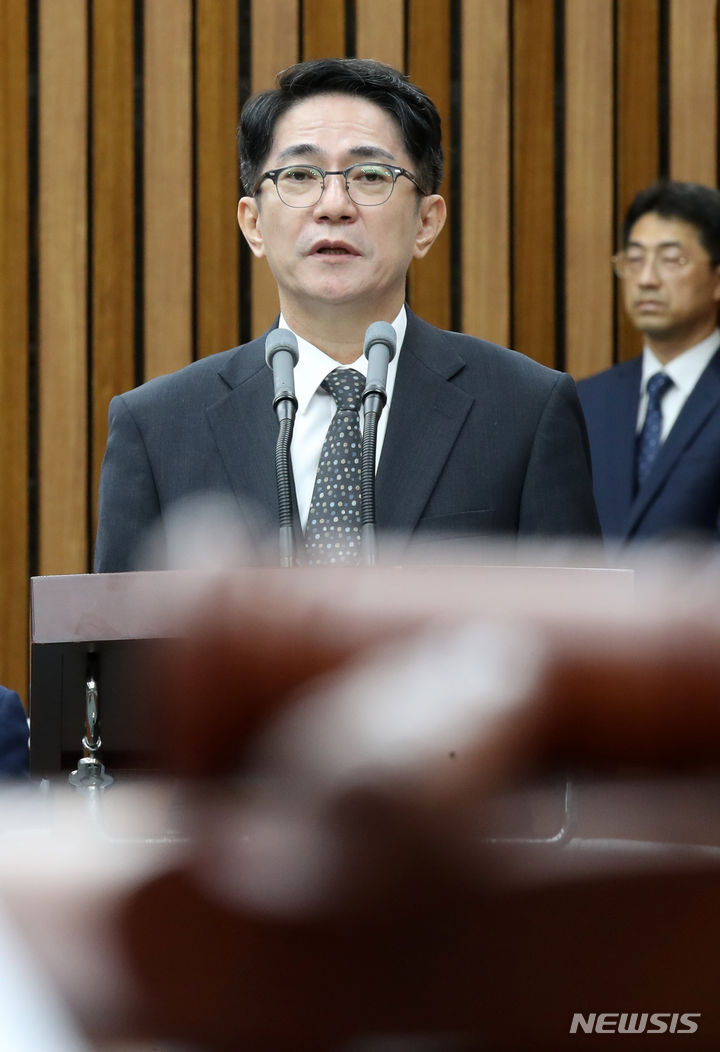 [서울=뉴시스] 고범준 기자 = 이균용 대법원장 후보자가 19일 오전 서울 여의도 국회에서 열린 인사청문회에서 모두발언을 하고 있다. 2023.09.19. bjko@newsis.com