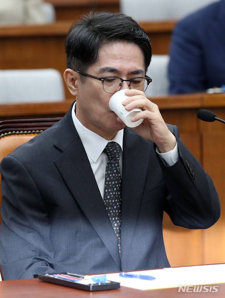 [서울=뉴시스] 고범준 기자 = 이균용 대법원장 후보자가 19일 오전 서울 여의도 국회에서 열린 인사청문회에서 물을 마시고 있다. 2023.09.19. bjko@newsis.com