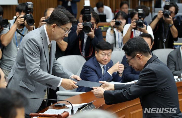 [서울=뉴시스] 고범준 기자 = 이균용 대법원장 후보자가 19일 오전 서울 여의도 국회에서 열린 인사청문회에서 권성동 위원장에게 선서문을 전달하고 있다. 2023.09.19. bjko@newsis.com