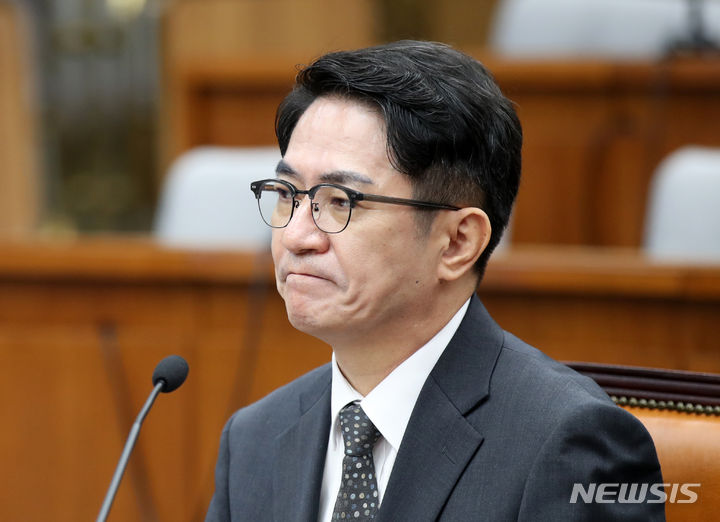 [서울=뉴시스] 고범준 기자 = 이균용 대법원장 후보자가 19일 오전 서울 여의도 국회에서 열린 인사청문회에서 입술을 굳게 닫고 있다. 2023.09.19. bjko@newsis.com