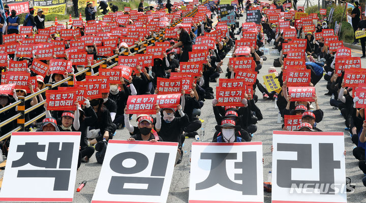 [세종=뉴시스] 강종민 기자 = 다음달 강제이행금 부과를 앞둔 생활형 숙박시설 소유주와 거주자들이 19일 세종시 정부세종청사 국토교통부 앞에서 강제이행금 폐지 등을 촉구하고 있다. 2023.09.19. ppkjm@newsis.com