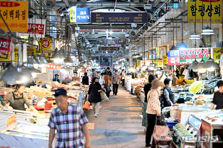 [광주=뉴시스] 김혜인 기자 = 추석 명절을 아흐레 앞둔 19일 오후 광주 서구 양동시장에서 시민이 장을 보고 있다. 2023.09.19. hyein0342@newsis.com