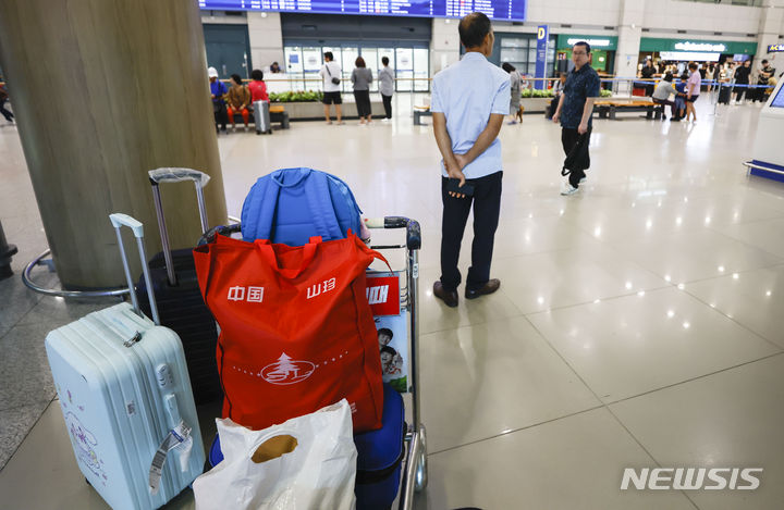 [인천공항=뉴시스] 정병혁 기자 = 지난해 9월19일 인천국제공항 제1터미널 출국장에 중국에서 입국한 여행객의 짐이 놓여 있다. 2023.09.19. jhope@newsis.com