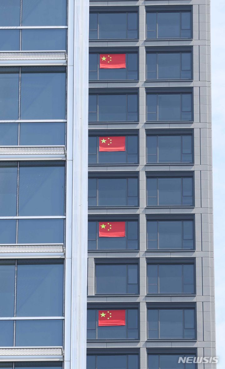 [항저우(중국)=뉴시스] 조수정 기자 = 제19회 항저우 아시안게임 개막을 나흘 앞둔 19일(현지시간) 중국 항저우 아시안게임 선수촌. 개최국인 중국 선수단 숙소에 오성홍기가 붙여져 있다. 2023.09.19. chocrystal@newsis.com