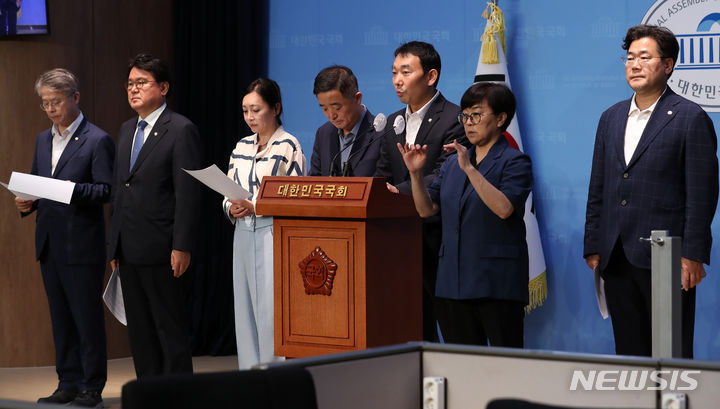 [서울=뉴시스] 이영환 기자 = 더불어민주당 김용민, 박찬대, 강득구, 황운하, 유정주, 민형배 의원이 19일 오후 서울 여의도 국회 소통관에서 검찰 탄핵안 발의 및 추가 탄핵 가능성 관련 기자회견을 하고 있다.  2023.09.19. 20hwan@newsis.com