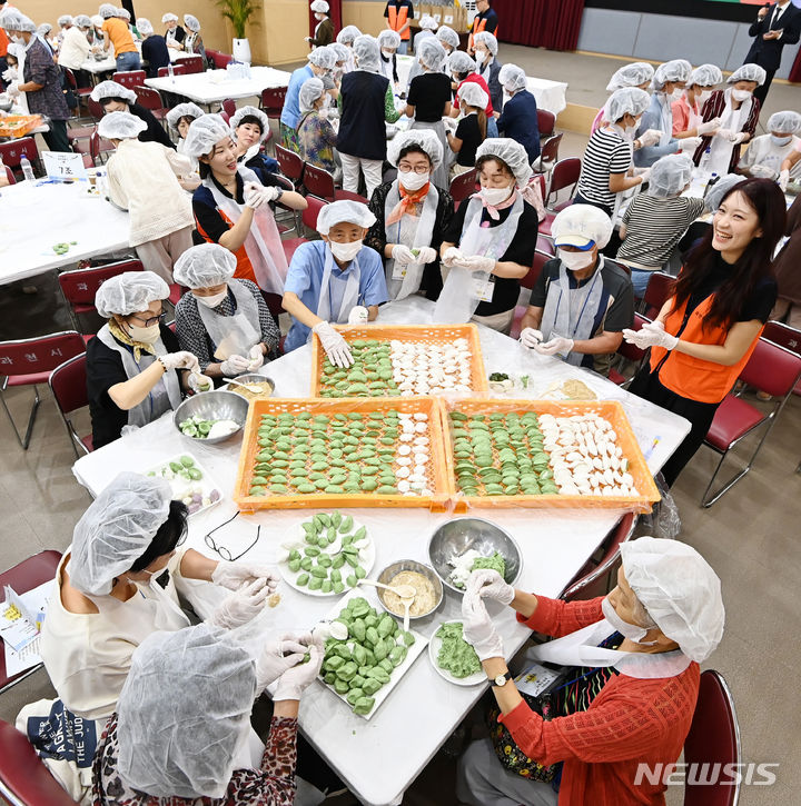 [과천=뉴시스] 김종택기자 = '2023년 추석맞이 사랑담은 송편으로 따뜻한 정(情)나누기 추석 행사'가 열린 19일 경기도 과천시청 대강당에서 자원봉사자 등 참석자들이 송편을 빚고 있다. 2023.09.19. jtk@newsis.com
