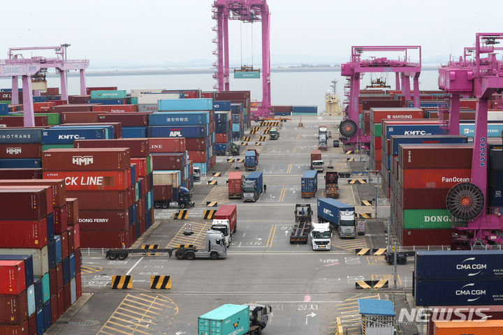 [인천=뉴시스] 전진환 기자 = 19일 오후 인천 연수구 인천신항 컨테이너 터미널에서 화물차들이 분주하게 움직이고 있다. 2023.09.19. amin2@newsis.com