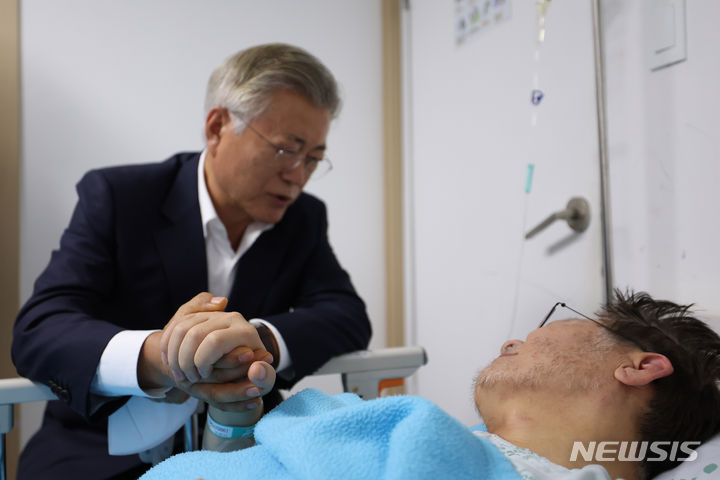 [서울=뉴시스] 추상철 기자 = 문재인 전 대통령이 19일 오후 서울 중랑구 녹색병원을 방문해 입원중인 이재명 더불어민주당 대표를 만나고 있다. (공동취재사진) 2023.09.19. photo@newsis.com