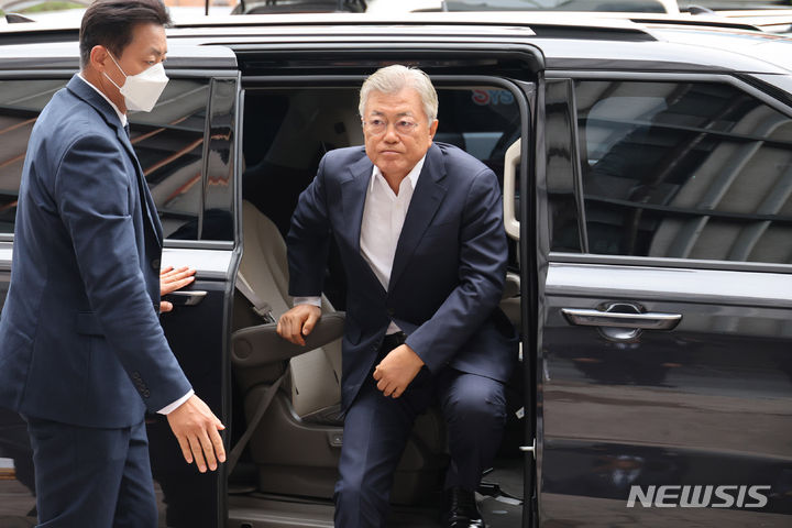 [서울=뉴시스] 추상철 기자 = 문재인 전 대통령이 19일 오후 입원중인 이재명 더불어민주당 대표를 만나기 위해 서울 중랑구 녹색병원에 도착하고 있다. (공동취재사진) 2023.09.19. photo@newsis.com