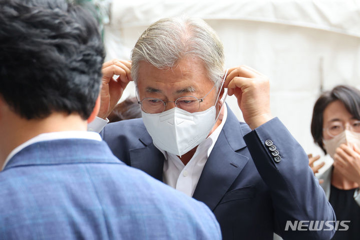 [서울=뉴시스] 추상철 기자 = 문재인 전 대통령이 19일 오후 이재명 더불어민주당 대표가 입원한 서울 중랑구 녹색병원을 방문하며 마스크를 쓰고 있다. (공동취재사진) 2023.09.19. photo@newsis.com
