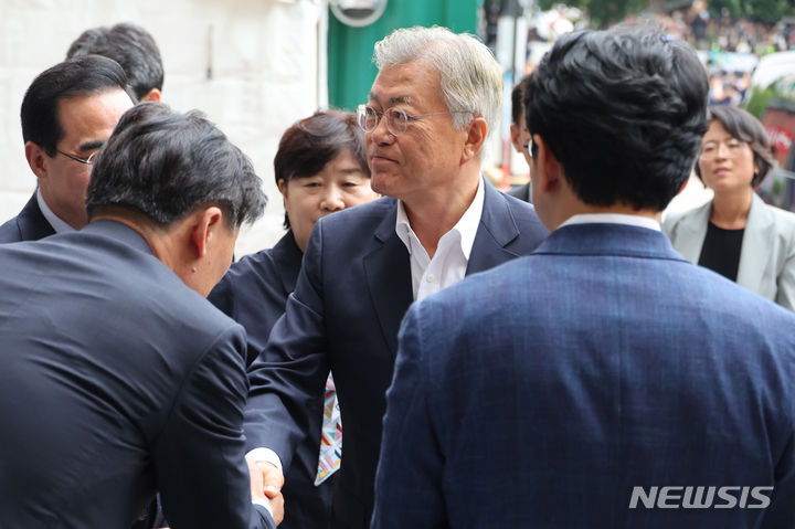 [서울=뉴시스] 추상철 기자 = 문재인 전 대통령이 19일 오후 이재명 더불어민주당 대표가 입원한 서울 중랑구 녹색병원을 방문해 의원들과 인사하고 있다. (공동취재사진) 2023.09.19. photo@newsis.com