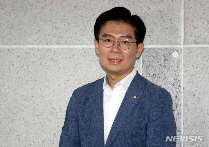 [서울=뉴시스] 조성봉 기자= 조정훈 시대전환 대표가 19일 오후 서울 여의도 국회 의원회관에서 국민의힘 합당과 관련해 취재진의 질문에 답변하고 있다. 2023.09.19. suncho21@newsis.com