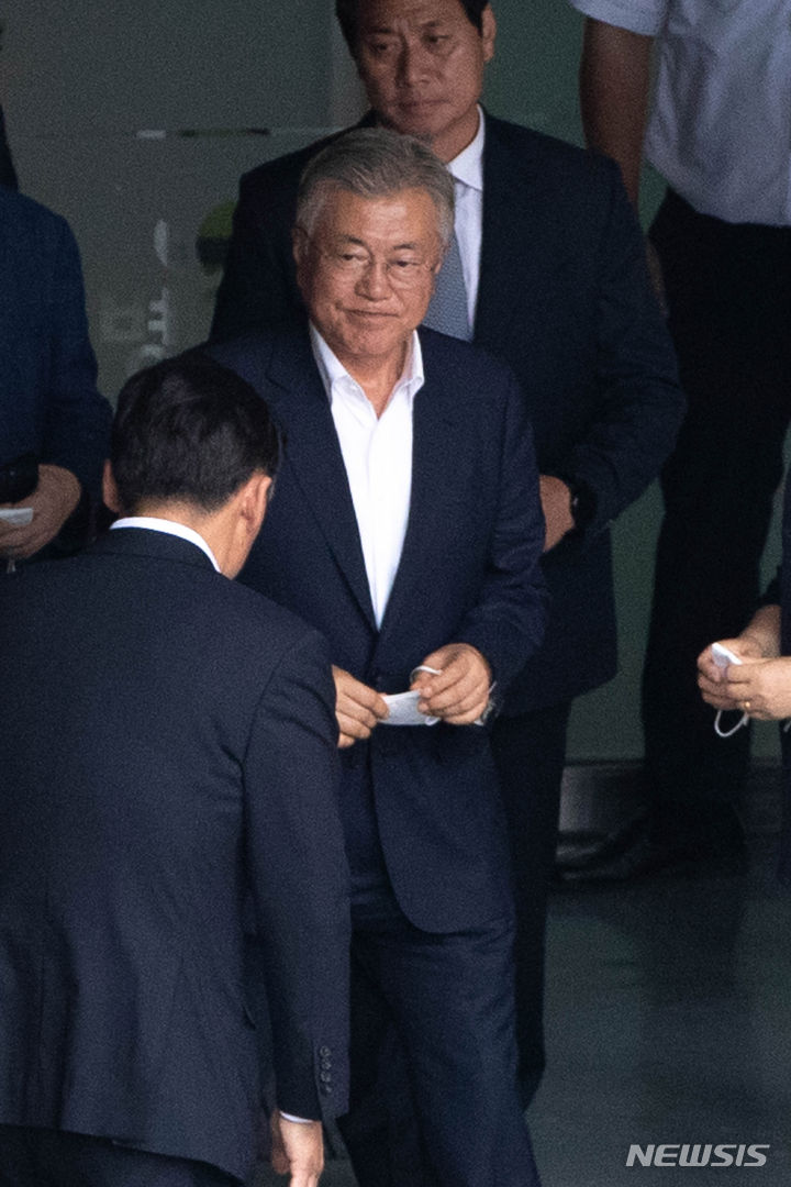 [서울=뉴시스] 추상철 기자 = 문재인 전 대통령이 19일 오후 서울 중랑구 녹색병원에서 이재명 더불어민주당 대표 문병 후 이동하고 있다. (공동취재사진) 2023.09.19. photo@newsis.com