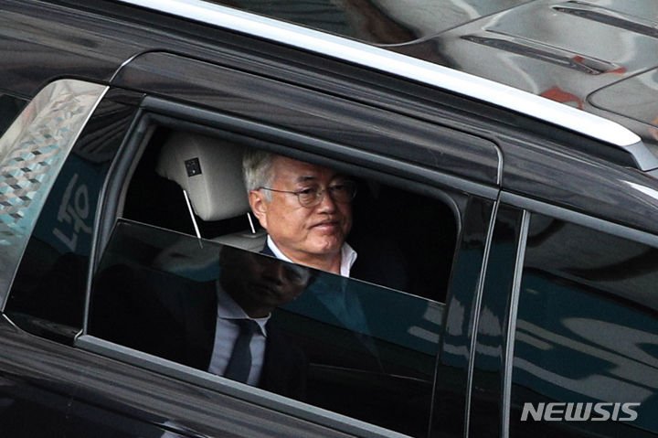 [서울=뉴시스] 추상철 기자 = 문재인 전 대통령이 19일 오후 서울 중랑구 녹색병원에서 이재명 더불어민주당 대표 문병 후 이동하고 있다. (공동취재사진) 2023.09.19. photo@newsis.com