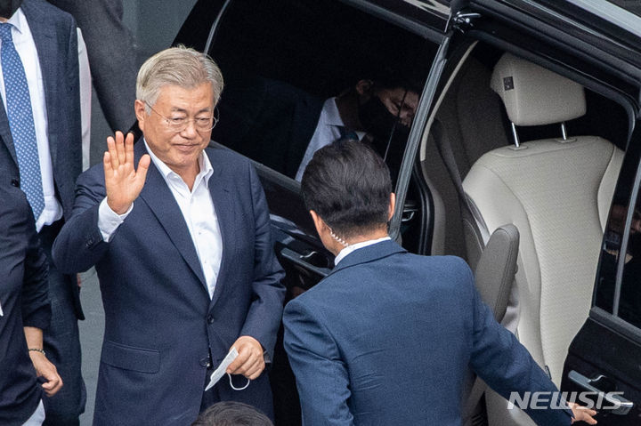 [서울=뉴시스] 추상철 기자 = 문재인 전 대통령이 19일 오후 서울 중랑구 녹색병원에서 이재명 더불어민주당 대표 문병 후 이동하고 있다. (공동취재사진) 2023.09.19. photo@newsis.com