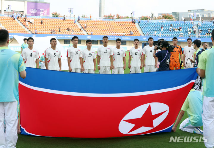 [진화(중국)=뉴시스] 고승민 기자 = 19일 중국 진화 저장대 동 스타디움에서 열린 2022 항저우 아시안게임 남자축구 조별리그 F조 1차전 북한 대 대만 경기, 북한 선수들이 국가를 부르고 있다. 2023.09.19. kkssmm99@newsis.com