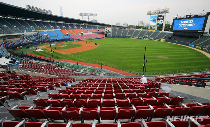 [서울=뉴시스] 최진석 기자 = 서울시가 잠실에 3만석 돔구장을 포함한 세계적 수준의 '스포츠·마이스(MICE) 복합단지' 조성 계획을 공개했다. 돔구장이 첫 삽을 뜨게 되면 현재 잠실야구장을 안방으로 쓰는 LG 트윈스와 두산 베어스는 6년의 공사 기간 동안 임시 거처를 구해야 한다.시의 구상대로라면 잠실 신축 돔구장 건설은 2025년 프로야구 시즌이 끝난 뒤 본격 시작된다. 현재 사용 중인 잠실야구장 해체가 첫 작업이다. 이후 순차적으로 공사에 돌입해 2031년 말 준공한다. 민간투자 사업으로 진행되는 만큼 한화 컨소시엄이 전액을 부담하고 40년간 운영권을 갖는다. LG와 두산이 부담하는 금액은 없다.사진은 19일 서울 잠실야구장의 모습. 2023.09.19. myjs@newsis.com