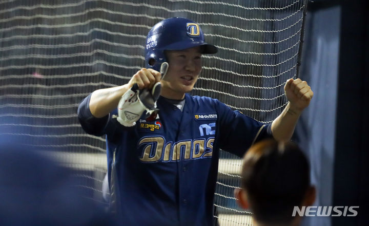 [서울=뉴시스] 최진석 기자 = 19일 서울 송파구 잠실야구장에서 열린 2023 KBO리그 NC 다이노스와 두산 베어스의 경기. 3회초 1사 2루 상황 NC 박민우가 박건우의 안타 때 득점을 올린 후 기뻐하고 있다. 2023.09.19. myjs@newsis.com