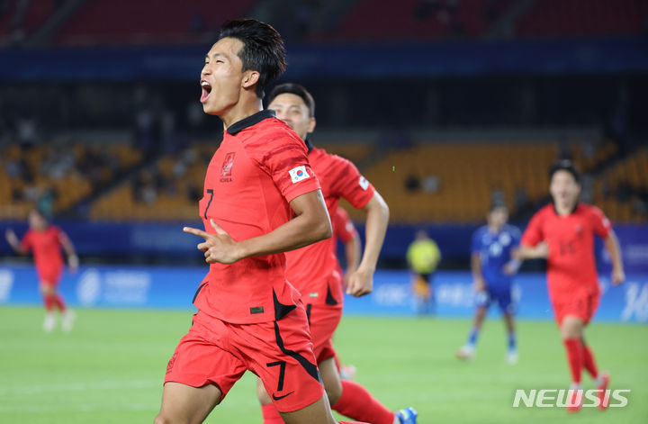 [진화(중국)=뉴시스] 고승민 기자 = 19일 중국 진화 스포츠 스타디움에서 열린 2022 항저우 아시안게임 남자축구 조별리그 E조 1차전 대한민국 대 쿠웨이트 경기, 전반전 한국 정우영이 첫 골을 터뜨린 뒤 환호하고 있다. 2023.09.19. kkssmm99@newsis.com
