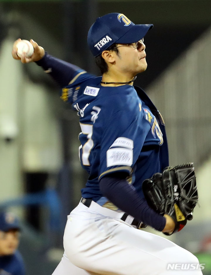 [서울=뉴시스] 최진석 기자 = 19일 서울 송파구 잠실야구장에서 열린 2023 KBO리그 NC 다이노스와 두산 베어스의 경기. 7회말 구원 등판한 NC 투수 김영규가 역투하고 있다. 2023.09.19. myjs@newsis.com