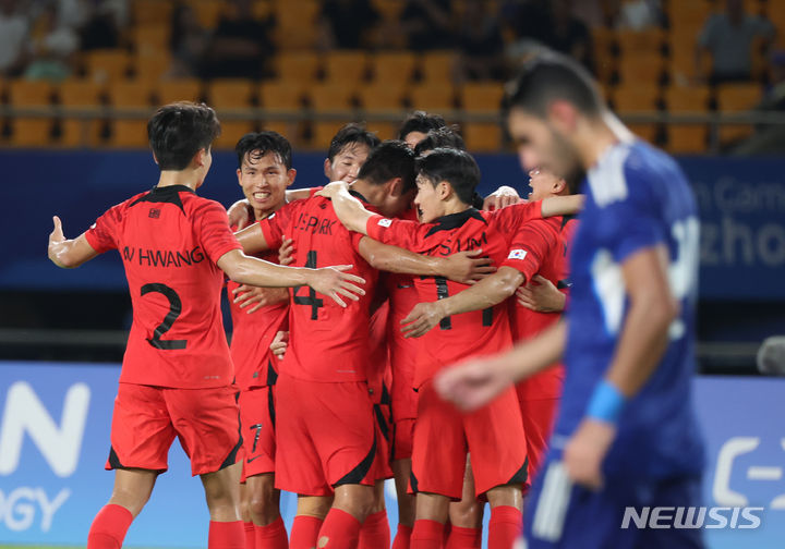 [진화(중국)=뉴시스] 고승민 기자 = 19일 중국 진화 스포츠 스타디움에서 열린 2022 항저우 아시안게임 남자축구 조별리그 E조 1차전 대한민국 대 쿠웨이트 경기, 전반전 백승호가 프리킥으로 세번째 골을 터뜨린 뒤 동료들과 기뻐하고 있다. 2023.09.19. kkssmm99@newsis.com