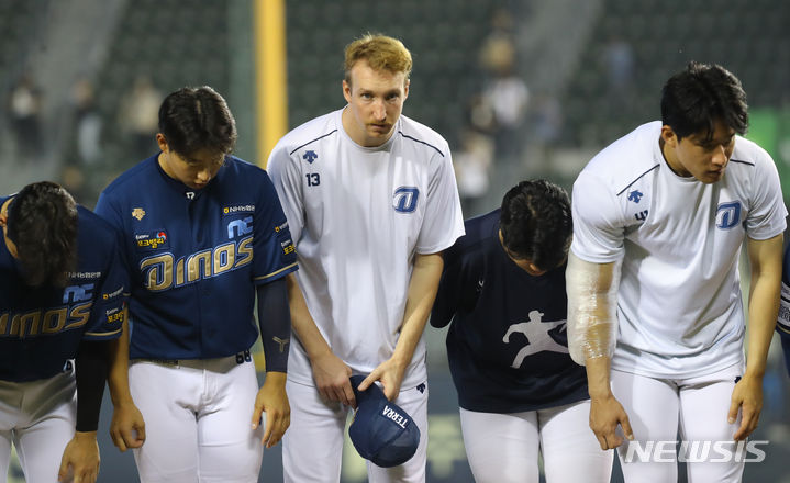 [서울=뉴시스] 최진석 기자 = 19일 서울 송파구 잠실야구장에서 열린 2023 KBO리그 NC 다이노스와 두산 베어스의 경기에서 2-1로 승리를 거둔 NC 승리투수 페디와 선수들이 팬들에게 인사하고 있다. 2023.09.19. myjs@newsis.com