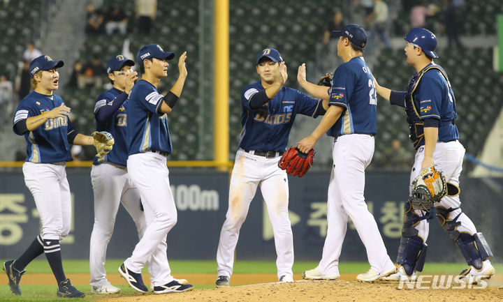 [서울=뉴시스] 최진석 기자 = 19일 서울 송파구 잠실야구장에서 열린 2023 KBO리그 NC 다이노스와 두산 베어스의 경기에서 2-1승리를 거둔 NC 투수 이용찬과 포수 김형준이 동료들과 기뻐하고 있다. 2023.09.19. myjs@newsis.com
