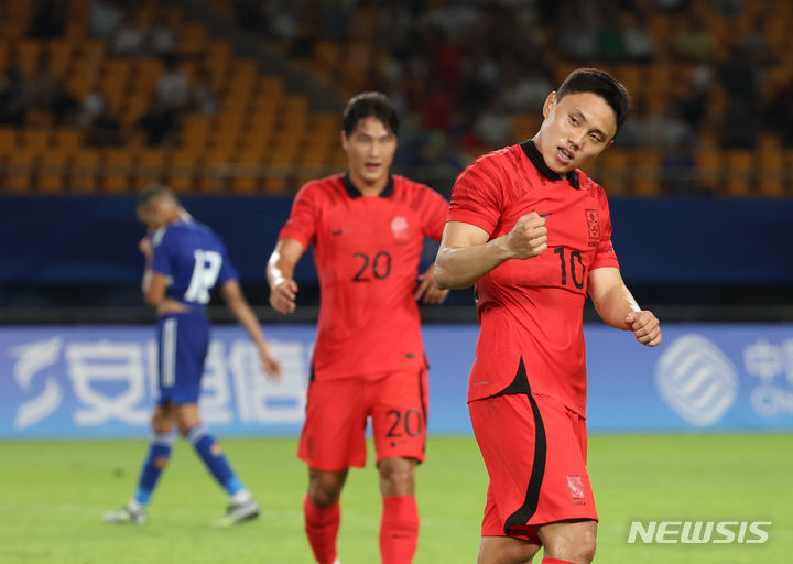 [진화(중국)=뉴시스] 고승민 기자 = 19일 중국 진화 스포츠 스타디움에서 열린 2022 항저우 아시안게임 남자축구 조별리그 E조 1차전 대한민국 대 쿠웨이트 경기, 후반전 조영욱이 일곱번째 골을 터뜨리고 있다. 2023.09.19. kkssmm99@newsis.com