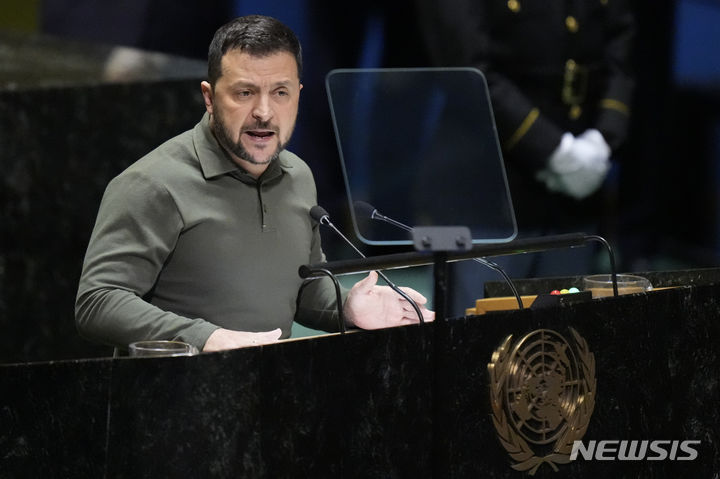 [뉴욕=AP/뉴시스] 볼로디미르 젤렌스키 우크라이나 대통령이 19일(현지시각) 미국 뉴욕의 유엔본부에서 열린 제78차 유엔총회에 참석해 연설하고 있다. 2023.09.20.