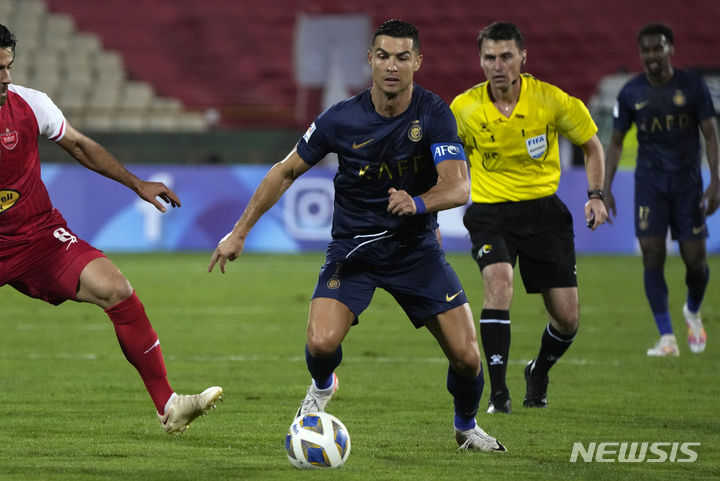 [테헤란=AP/뉴시스] 알나스르의 크리스티아누 호날두가 19일(현지시각) 이란 테헤란의 아자디 스타디움에서 열린 2023-24시즌 아시아축구연맹 챔피언스리그(ACL) 조별리그 E조 1차전 페르세폴리스(이란)와의 경기에 출전해 공을 다루고 있다. ACL 무대에 데뷔한 호날두는 공격 포인트는 올리지 못했고 팀은 2-0으로 이겼다. 2023.09.20.
