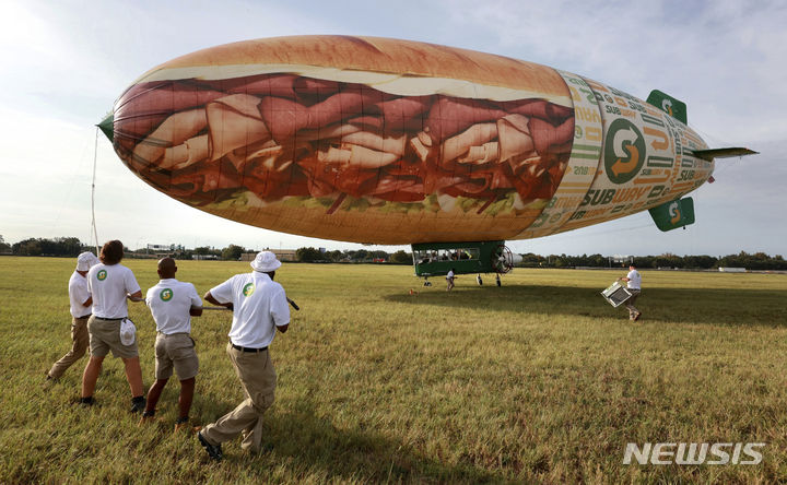 [올랜도=AP/뉴시스] 글로벌 샌드위치 체인 써브웨이가 오는 2025년 코카콜라와의 15년 계약을 종료하고 펩시코와 10년 계약을 시작한다고 발표했다. 사진은 2023년 써브웨이에서 제작한 대형 홍보 풍선. 2024.3.20.