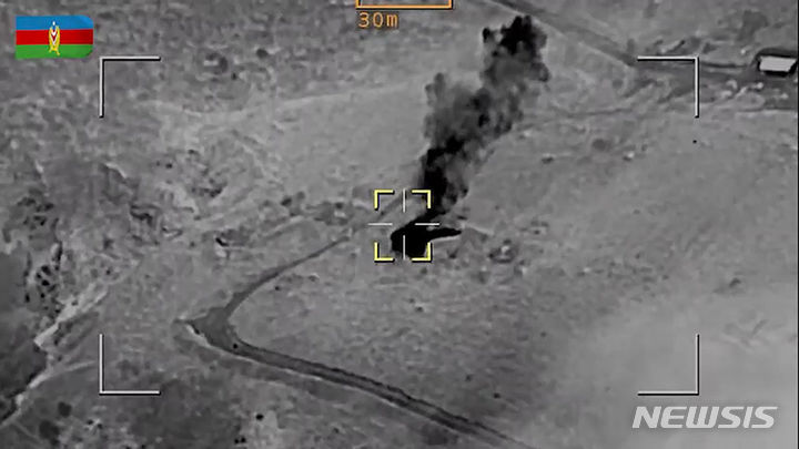 [나고로노카라바흐=AP/뉴시스] 아제르바이잔 국방부가 공개한 사진에 20일(현지시각) 아르메니아와의 분쟁 지역인 나고르노-카라바흐에 있는 아르메니아군의 진지에서 연기가 피어오르고 있다. 대테러 작전 이틀째인 아제르바이잔군은 나고르노카라바흐에 있는 아르메니아군 진지에 포격을 가해 민간인과 군인 등 80여 명의 사상자가 발생했다. 아제르바이잔 측은 아르메니아 민족 분리주의자들이 항복할 때까지 공격을 멈추지 않을 것이라고 밝혔다. 2023.09.20.