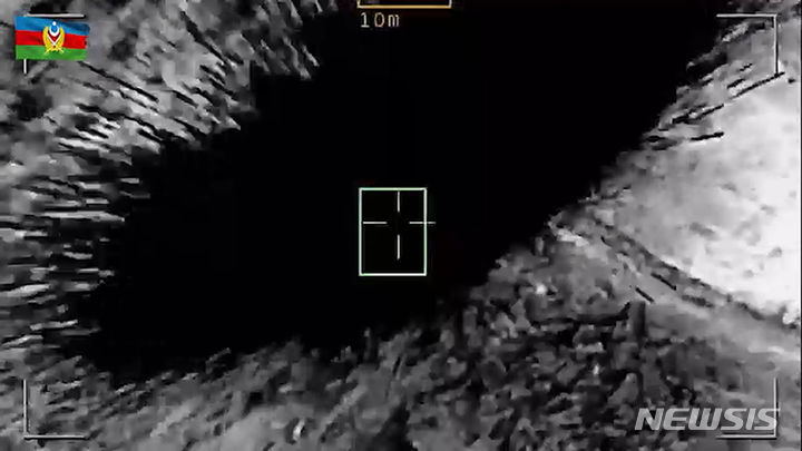 [나고로노카라바흐=AP/뉴시스] 아제르바이잔 국방부가 공개한 사진에 20일(현지시각) 아르메니아와의 분쟁 지역인 나고르노-카라바흐에 있는 아르메니아군의 진지에서 폭발이 일어나 섬광이 발생하고 있다. 아제르바이잔으로부터의 분리를 희망하는 나고르노-카라바흐 지역에서의 이틀 간의 교전을 끝내기 위한 휴전 협정이 체결됐다고 나고르노-카라바흐 당국과 아제르바이잔 관리들이 20일 밝혔다. 2023.09.20.