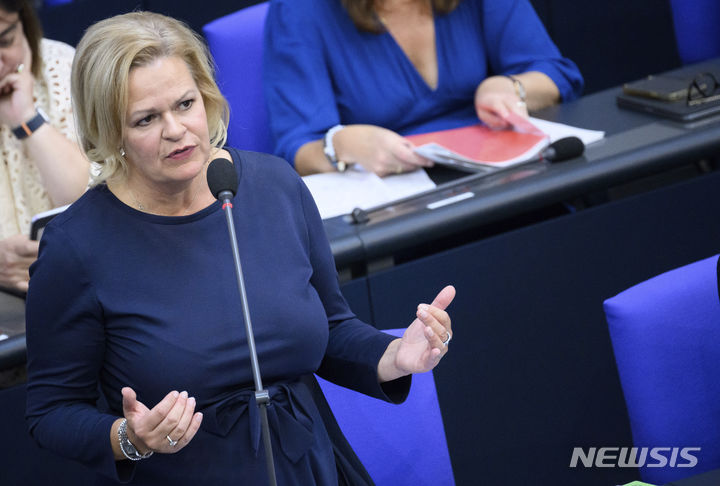 [베를린=AP/뉴시스]독일 정부가 불법 이민자 입국을 막기 위해 국경을 맞댄 폴란드, 체코와 단기적인 국경 통제를 검토하고 있는 것으로 전해졌다. 사진은 낸시 페저 독일 내무장관이 지난 20일(현지시간) 독일 베를린에서 열린 연방의회 본회의에서 발언하는 모습. 2023.09.23.