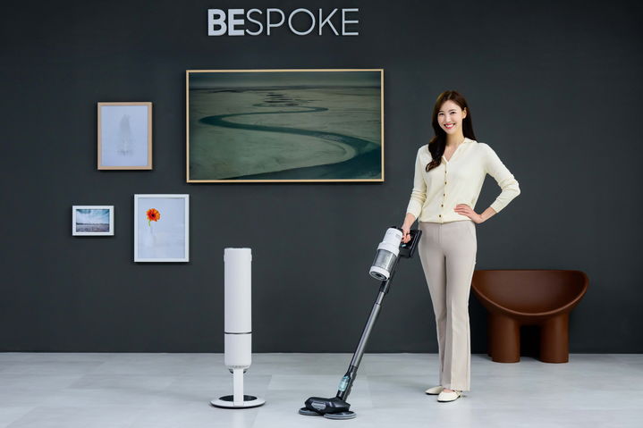 [서울=뉴시스]삼성전자가 약 55℃ 이상의 고온수로 물걸레 청소까지 할 수 있는 무선 스틱청소기 '비스포크 제트 AI' 신제품을 20일 출시했다. (사진=삼성전자 제공) photo@newsis.com *재판매 및 DB 금지
