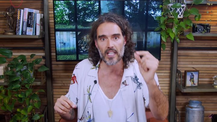 [서울=뉴시스]지난 16일 영국 코미디언 겸 배우 러셀 브랜드가 자신의 유튜브 채널에서 성폭행 혐의에 대해 부인하고 있다. (사진=유튜브'Russell brand'캡처) 2023.09.20 photo@newsis.com *재판매 및 DB 금지