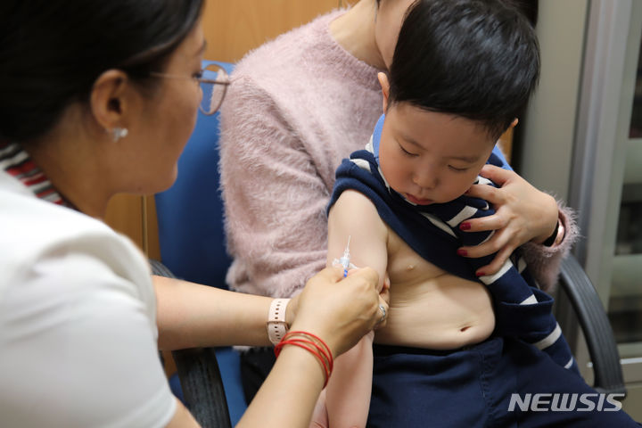 [서울=뉴시스]1년 내내 인플루엔자(독감) 유행 주의보가 이어지면서 지역사회 감염 확산이 우려되고 있다. 독감 유행 주의보가 1년 넘게 이어지고 있는 것은 2000년 이후 처음이다. 독감 예방접종 후 항체가 형성되려면 2주 정도 소요돼 겨울철 본격적인 유행에 앞서 백신접종이 권장된다. (사진= 고려대 안암병원 제공) 2023.09.20. photo@newsis.com. 