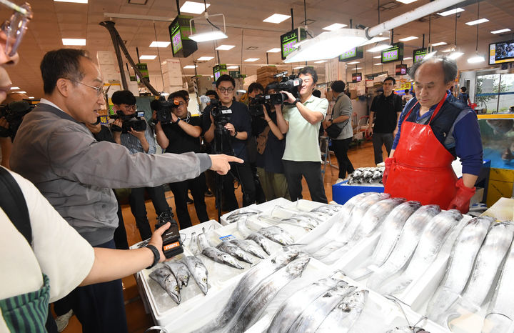 [서울=뉴시스] 사진은 노량진 수산물 시장에 방문한 추경호 경제부총리 겸 기획재정부 장관 모습. (사진=기획재정부 제공) *재판매 및 DB 금지