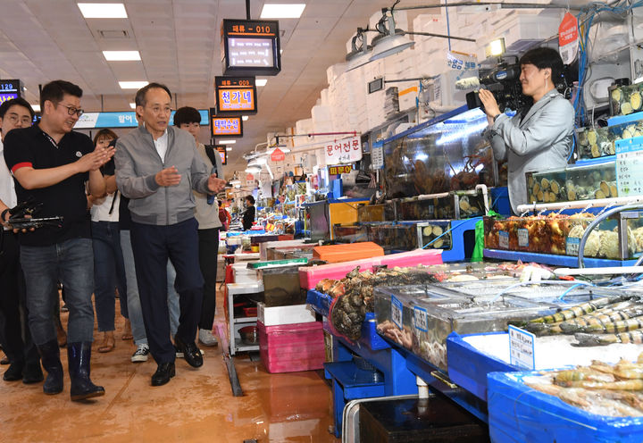 [서울=뉴시스] 사진은 노량진 수산물 시장에 방문한 추경호 경제부총리 겸 기획재정부 장관 모습. (사진=기획재정부 제공) *재판매 및 DB 금지