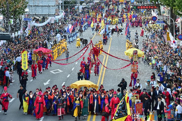 [수원=뉴시스] 2022년 수원화성문화제 정조대왕 능행차 재현 모습. (사진=수원시 제공) 2023.09.20. photo@newsis.com *재판매 및 DB 금지