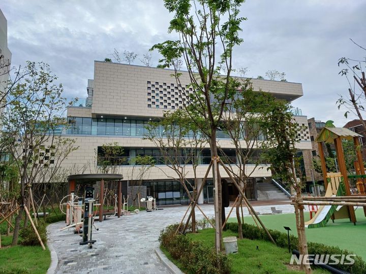 [서울=뉴시스]서울 서초구는 22일 주차장과 건강·보육·문화 복합시설이 결합된 신개념 주차복합문화공간 '양재공영주차장'을 개관한다고 20일 밝혔다. (사진=서초구 제공). 2023.09.20. photo@newsis.com