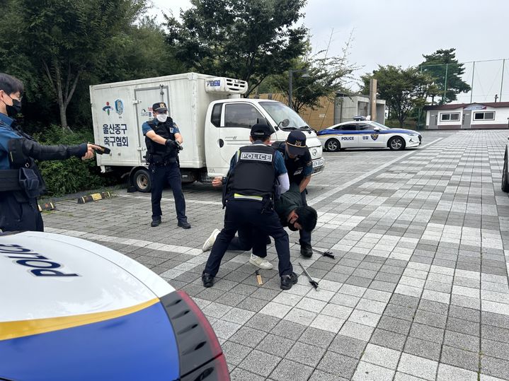 [울산=뉴시스]20일 울산경찰청과 유관기관 관계자들이 울산 동구 현대백화점 일원에서 흉기 난동, 묻지마 폭행 등 이상동기 범죄 대응력을 높이기 위한 합동 야외기동훈련(FTX)을 진행하고 있다. (사진=울산경찰청 제공) 2023.09.20. photo@newsis.com *재판매 및 DB 금지