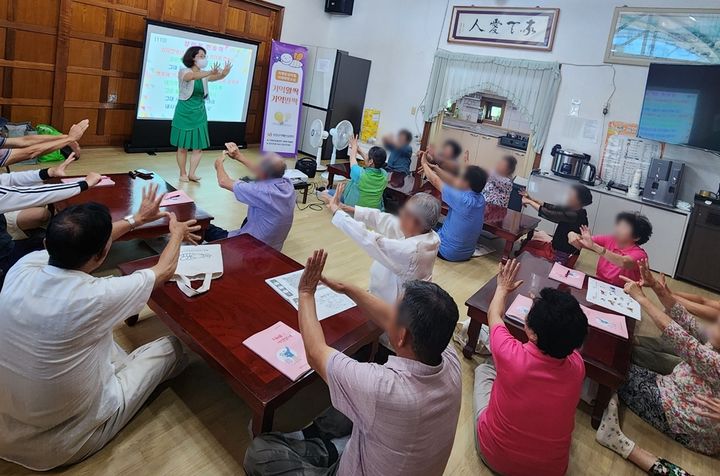 [진천=뉴시스] 치매안심센터 치매예방교실. (사진=진천군 제공) photo@newsis.com  *재판매 및 DB 금지