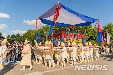 [서울=뉴시스]서울 강동구가 오는 26일 암사동 유적에서 '제6차 세계스마트시티기구(WeGO) 총회'에 참석한 세계 도시의 시장·기업 대표와 주민들을 대상으로 '바위절마을 호상놀이(서울시 무형문화재 제10호)' 재연 특별 행사를 개최한다고 20일 밝혔다. (사진=강동구 제공). 2023.09.20. photo@newsis.com