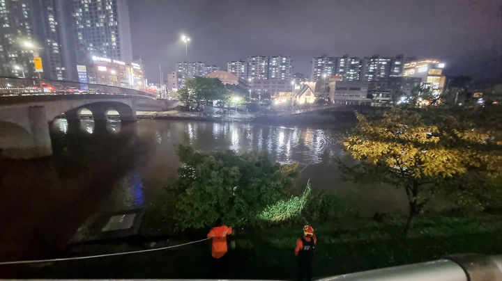 [부산=뉴시스] 하경민 기자 = 부산지역에 호우특보가 발효된 20일 오후 금정구 부산도시철도 1호선 온천장역 인근 온천천 산책로에서 고립된 여성 1명이 불어 난 물에 휩쓸려 실종되자 소방대원들이 수색작업을 벌이고 있다. (사진=부산소방재난본부 제공) 2023.09.20. photo@newsis.com *재판매 및 DB 금지