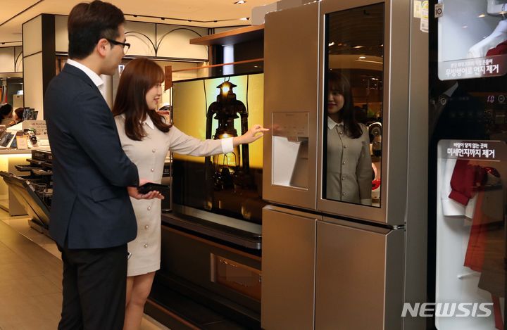 [서울=뉴시스] 신혼부부가 혼수 가전을 위해 백화점을 둘러보고 있다. (사진=뉴시스 DB). photo@newsis.com