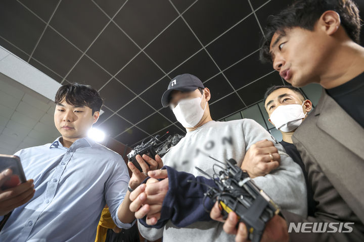 [서울=뉴시스] 정병혁 기자 = 마약을 투약한 채 무면허 운전을 하던 중 주차 시비가 붙자 흉기로 상대를 협박한 혐의로 재판에 넘겨진 일명 '람보르기니남'이 항소심에서 가중된 형을 선고받았다. 사진은 30대 남성 홍모씨가 지난해 9월20일 서울 강남경찰서에서 서울중앙지방검찰청으로 송치되고 있는 모습. 2023.09.20. jhope@newsis.com